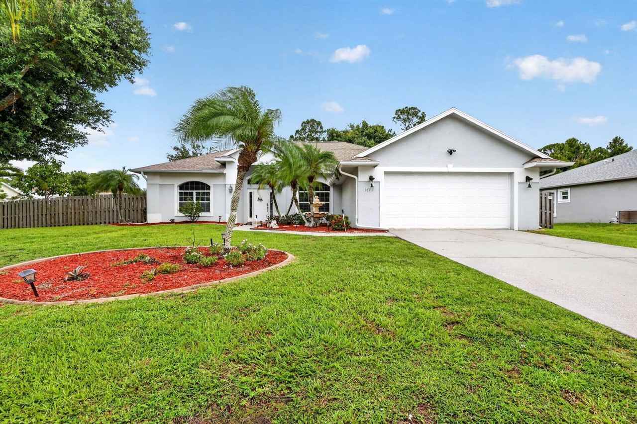 1571 Sw Hunnicut Ave - Photo 2 of 25