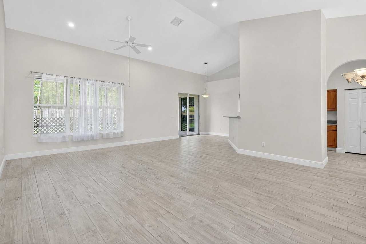 1571 Sw Hunnicut Ave - Photo 3 of 25