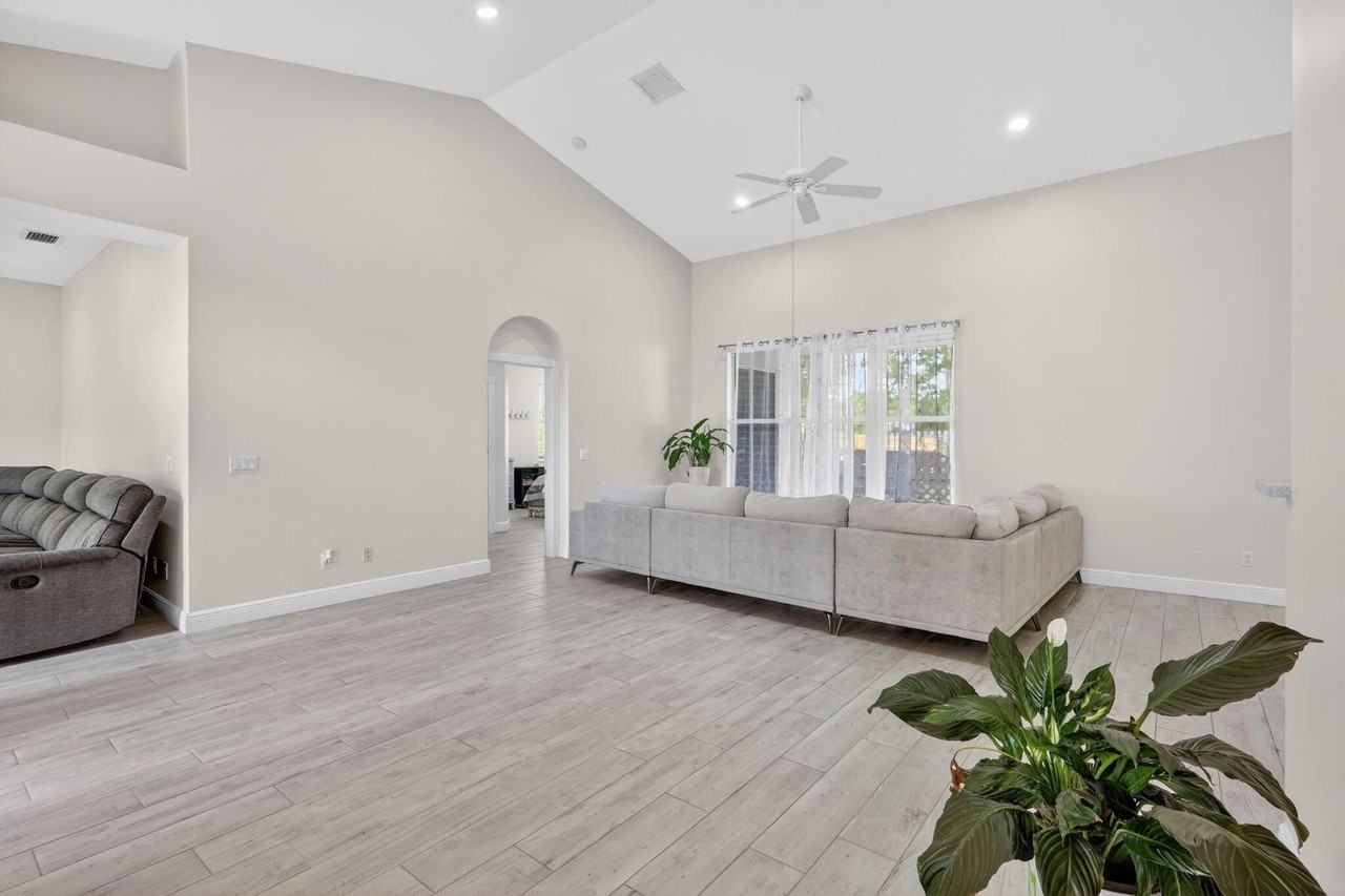 1571 Sw Hunnicut Ave - Photo 4 of 25
