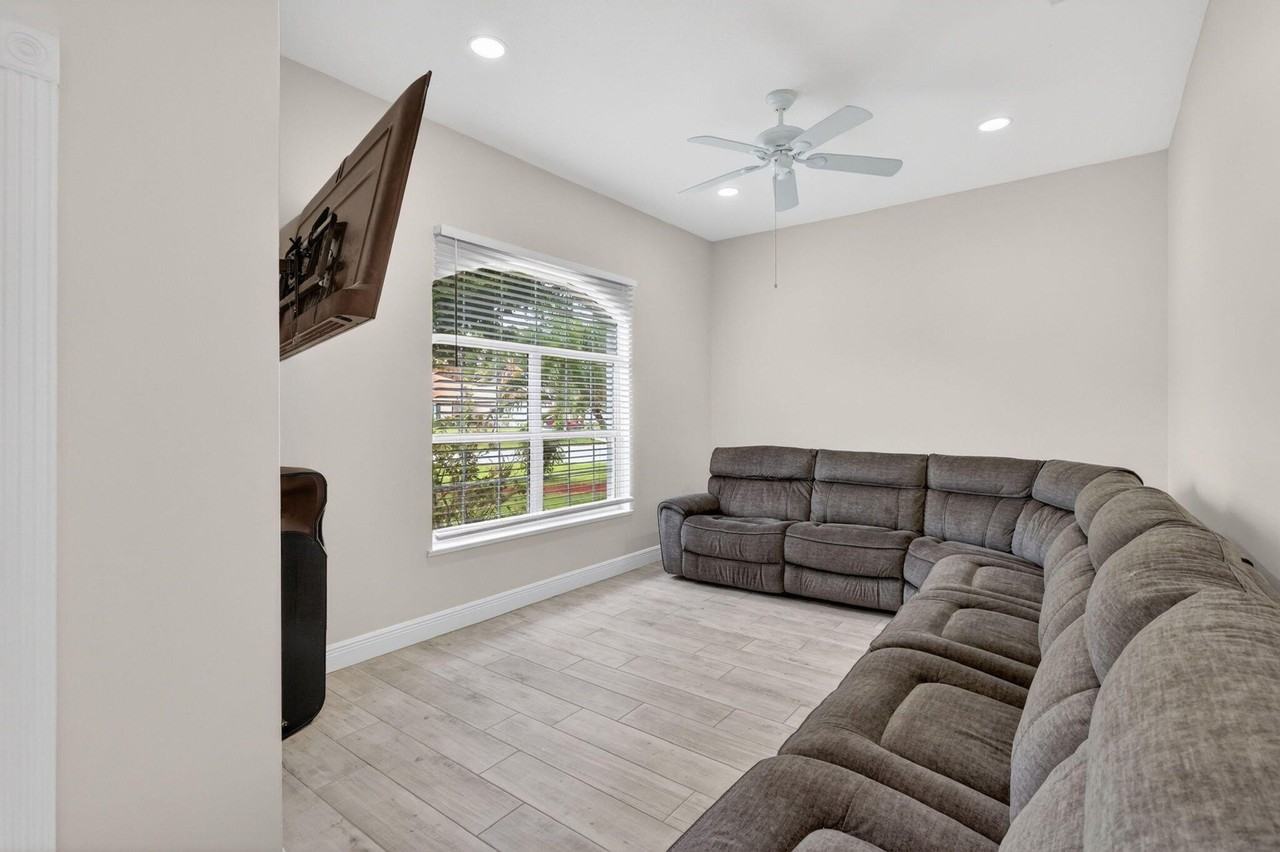 1571 Sw Hunnicut Ave - Photo 6 of 25