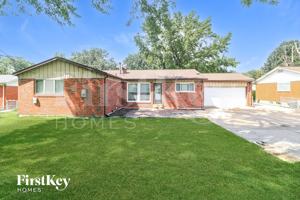 featured image of 2110 Somerset Dr