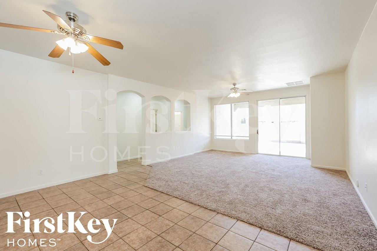 17363 W Elaine Dr - Photo 4 of 15