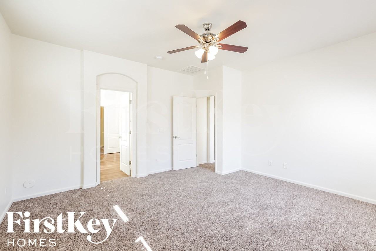 17363 W Elaine Dr - Photo 7 of 15