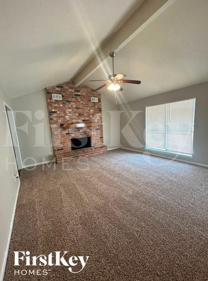 13223 Lake Breeze Ln - Photo 2 of 10