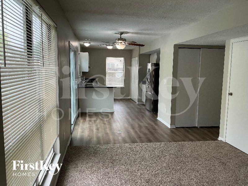 1221 Crossbrook Blvd - Photo 2 of 10