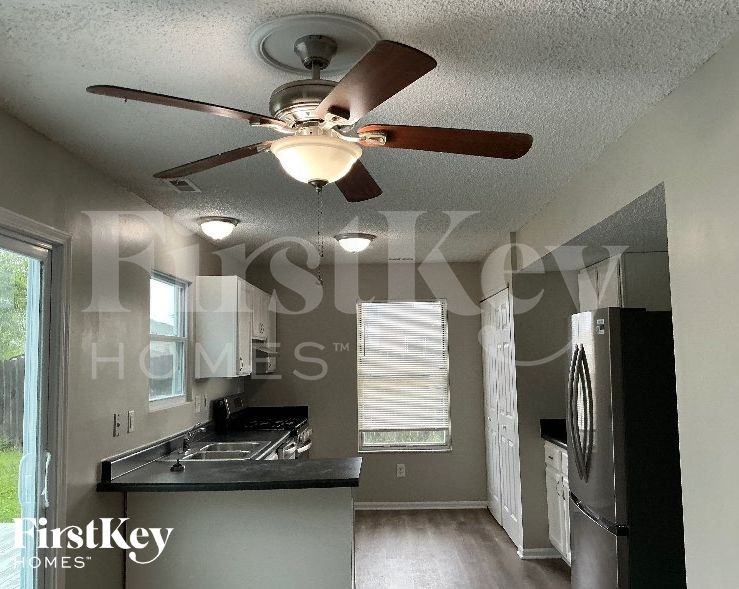 1221 Crossbrook Blvd - Photo 3 of 10