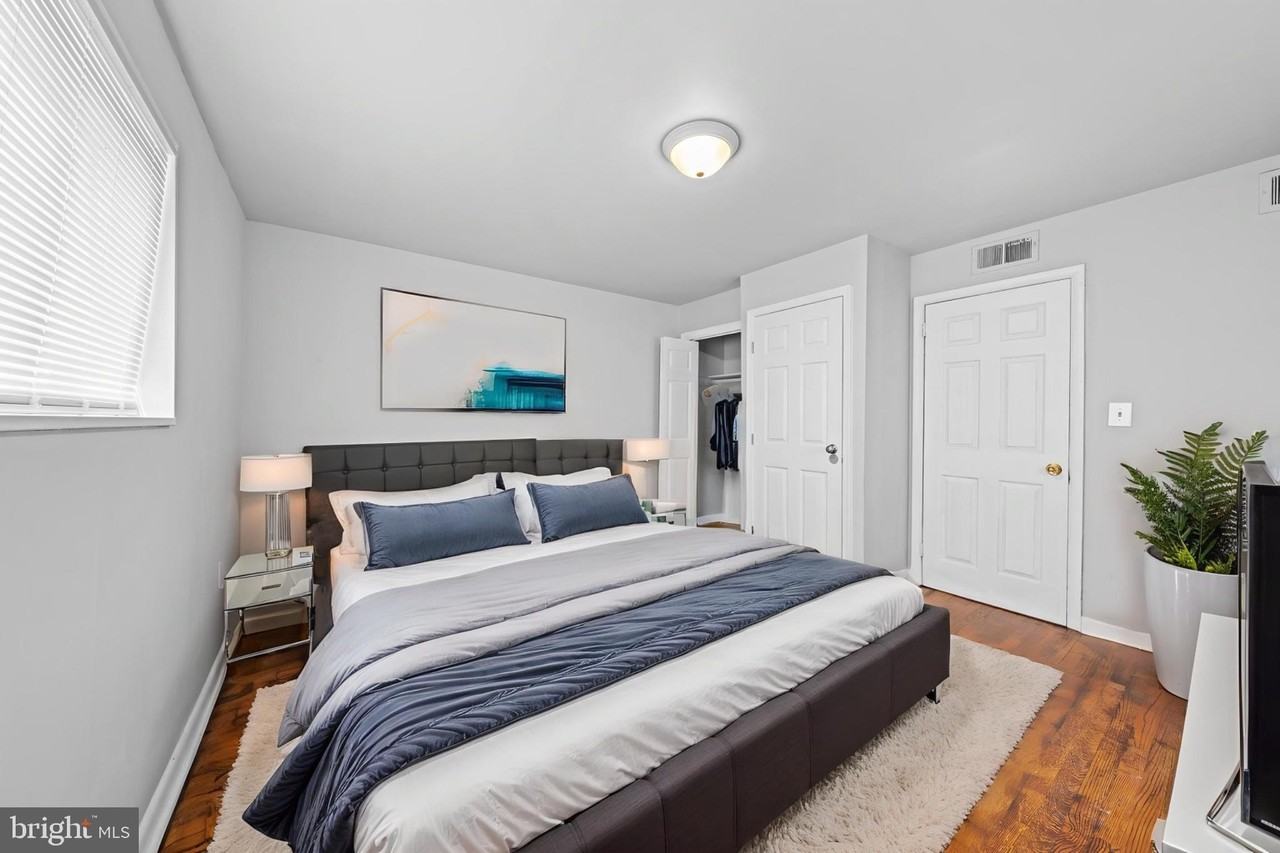 1221 47th Pl Ne - Photo 2 of 30