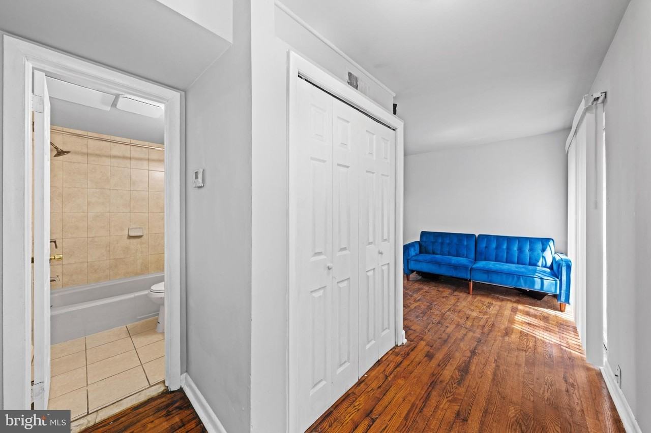 1221 47th Pl Ne - Photo 3 of 30