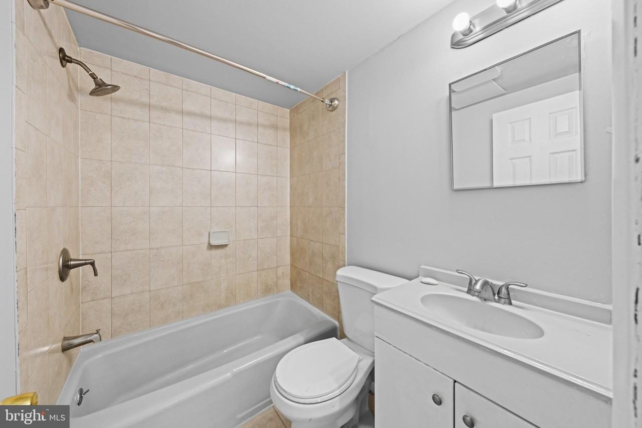 1221 47th Pl Ne - Photo 4 of 30