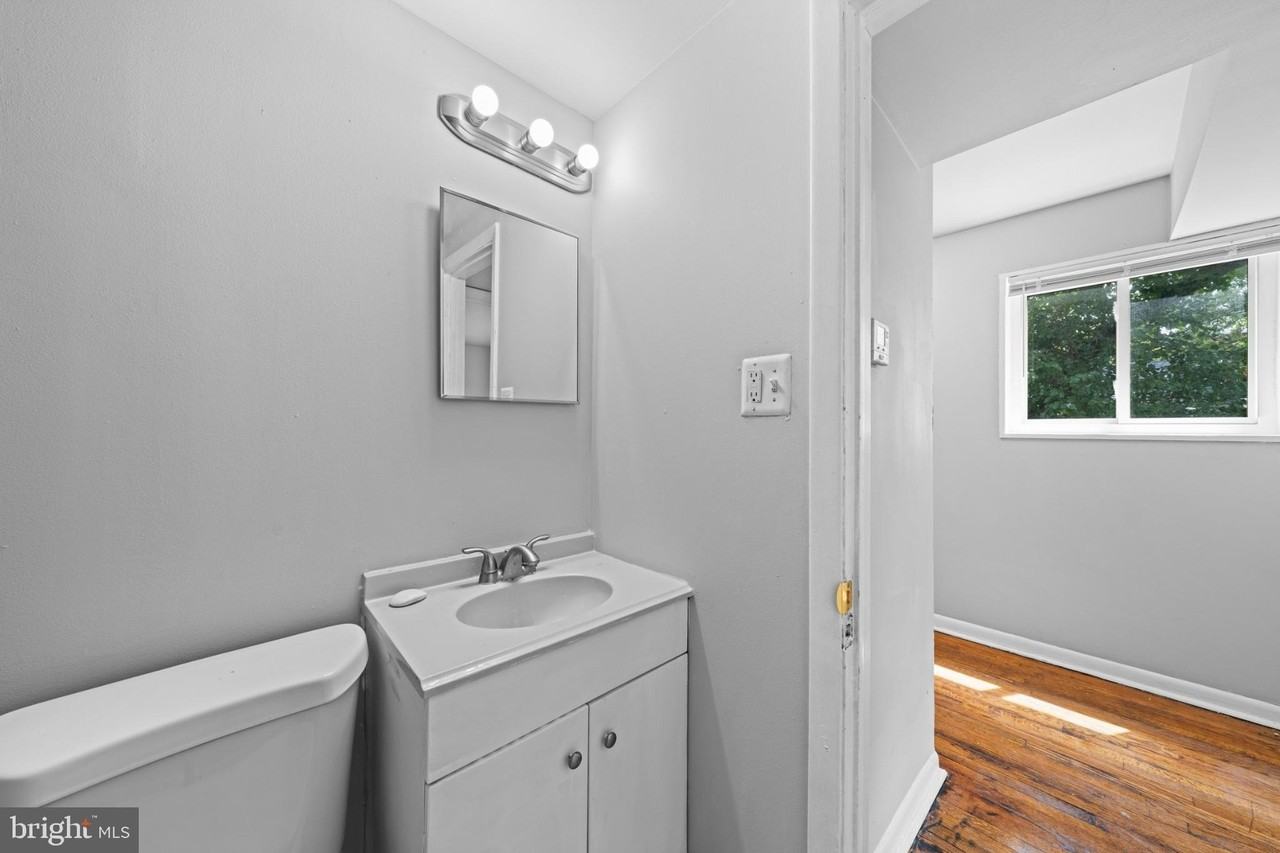 1221 47th Pl Ne - Photo 5 of 30