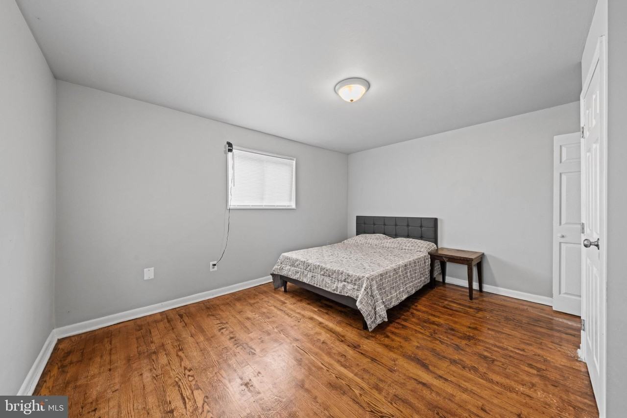 1221 47th Pl Ne - Photo 7 of 30