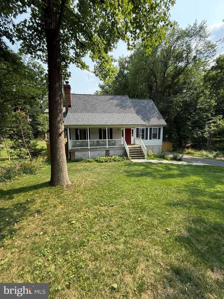 10216 Capitol View Ave - Photo 2 of 32