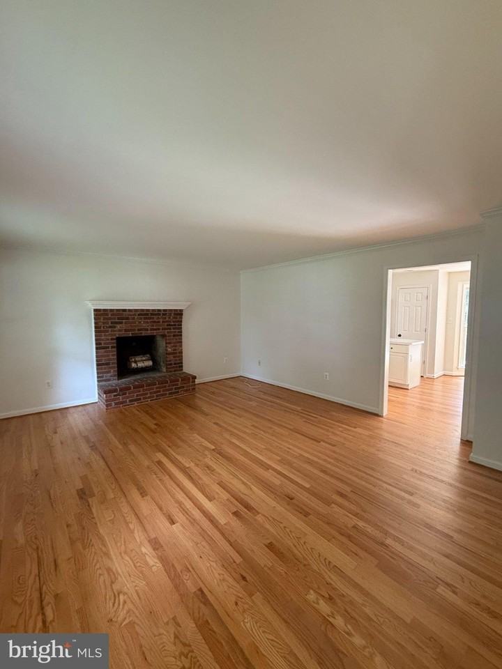 10216 Capitol View Ave - Photo 4 of 32