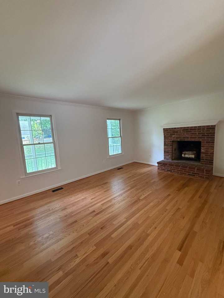 10216 Capitol View Ave - Photo 5 of 32