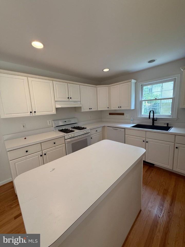 10216 Capitol View Ave - Photo 6 of 32