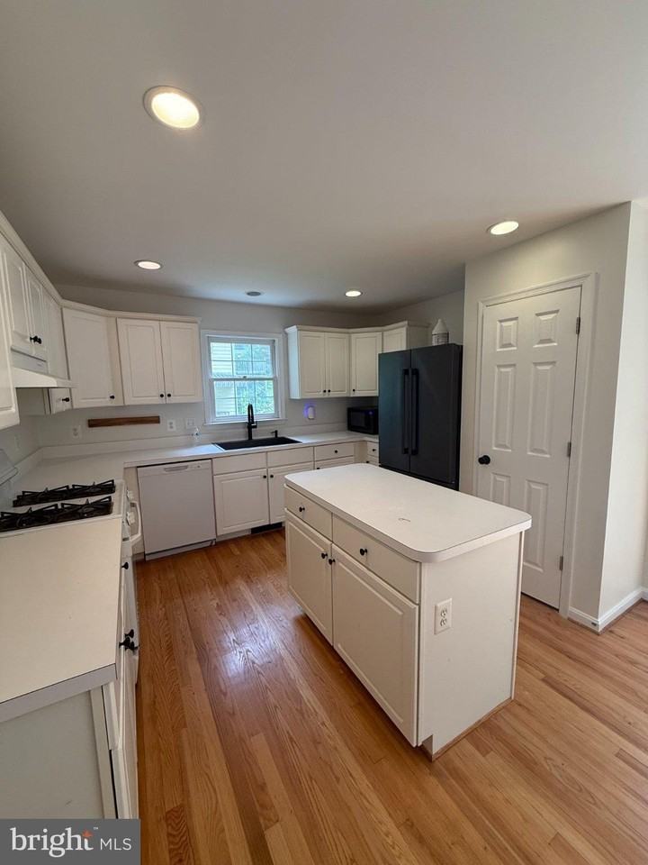 10216 Capitol View Ave - Photo 7 of 32