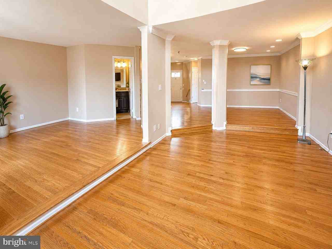 10952 Bloomingdale Dr - Photo 3 of 38