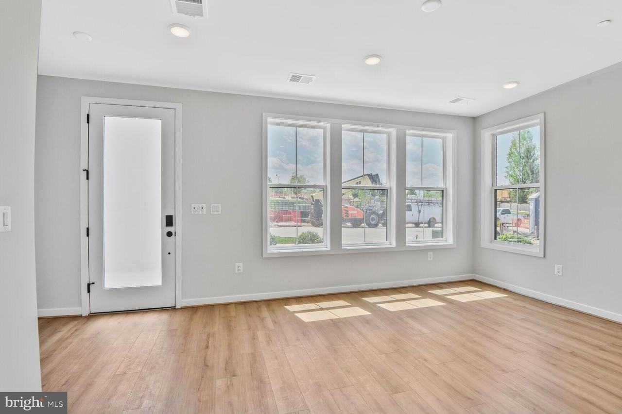 5933 Stonehenge Pl - Photo 5 of 28