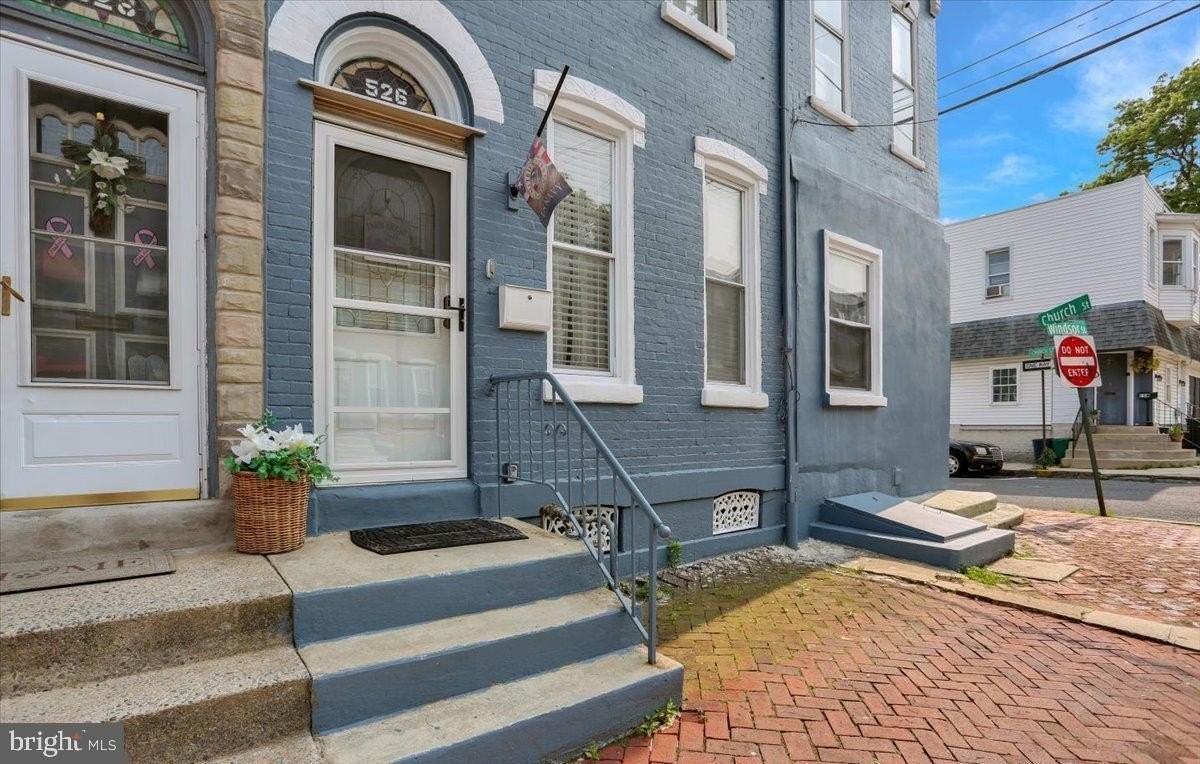 526 Windsor St - Photo 2 of 20
