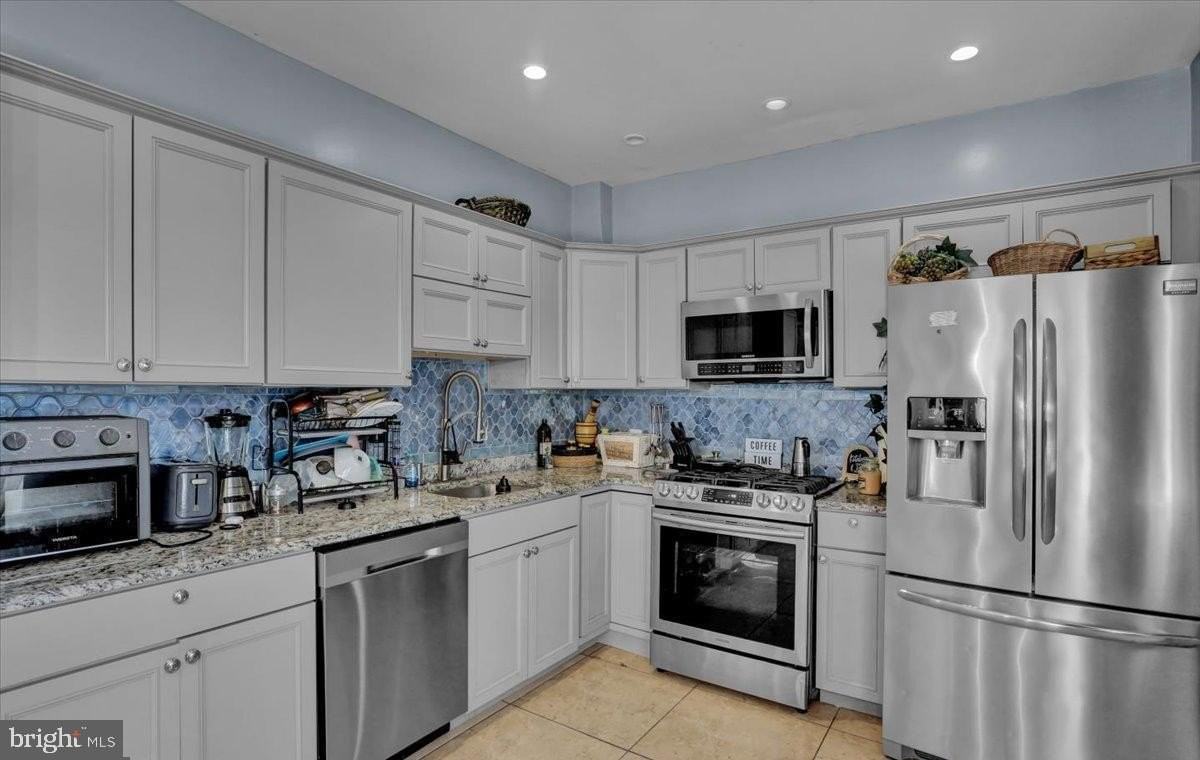 526 Windsor St - Photo 5 of 20
