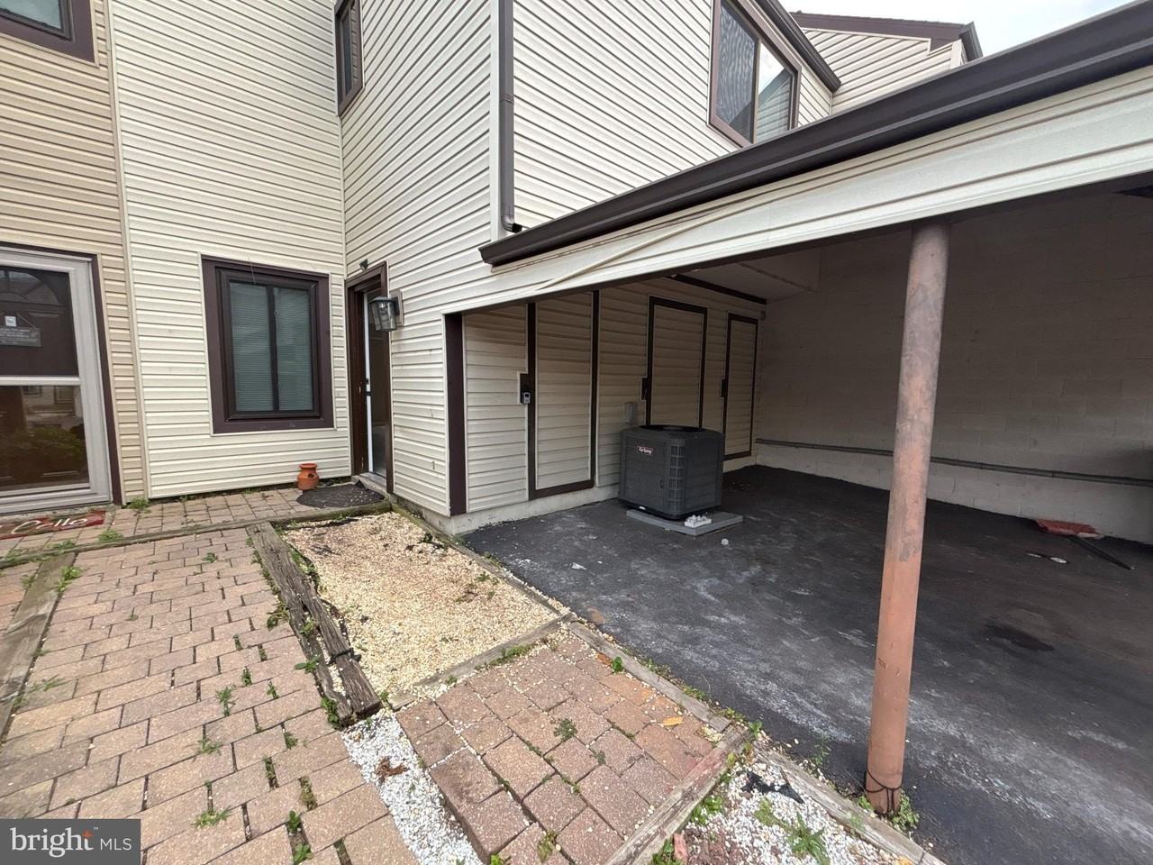 476 Bridge St - Photo 3 of 40