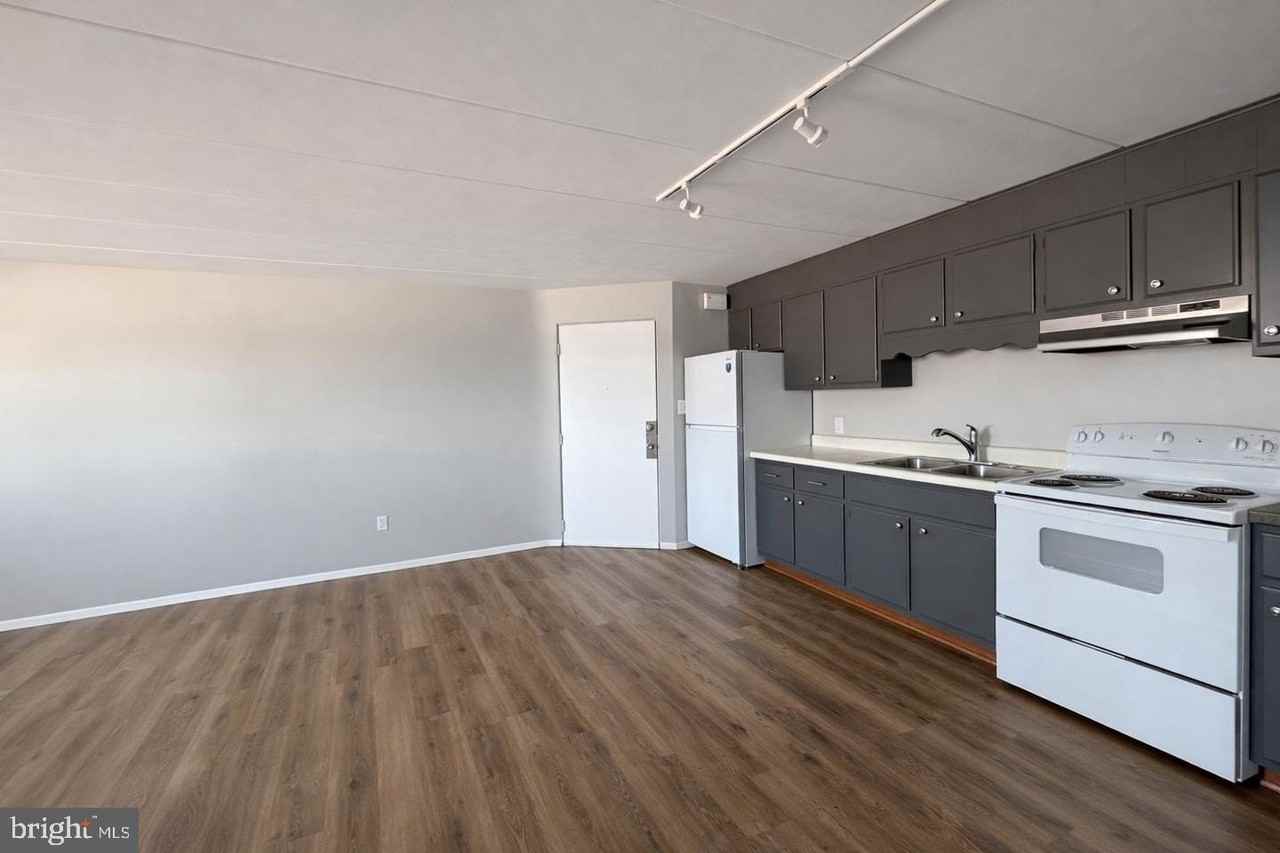 403 N Newberry St #304 - Photo 3 of 11