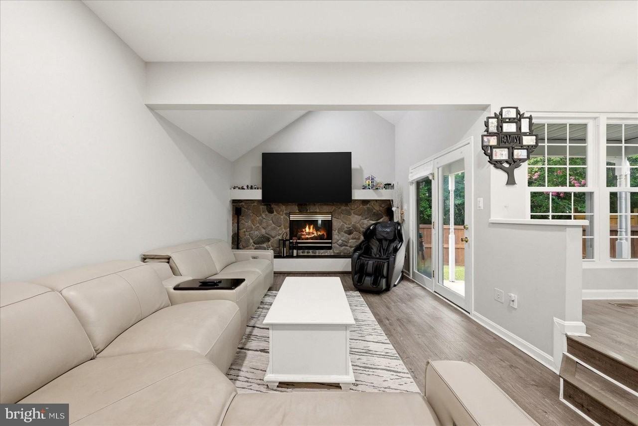 13118 Hearthside Ln - Photo 6 of 23