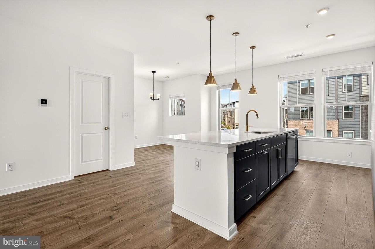 20957 Bluebird Sq - Photo 3 of 44