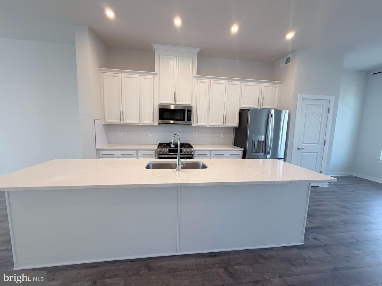 17958 Woods Overlook Dr - Photo 3 of 38