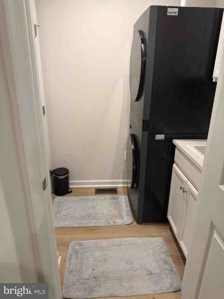 7901 Independence Dr - Photo 3 of 33