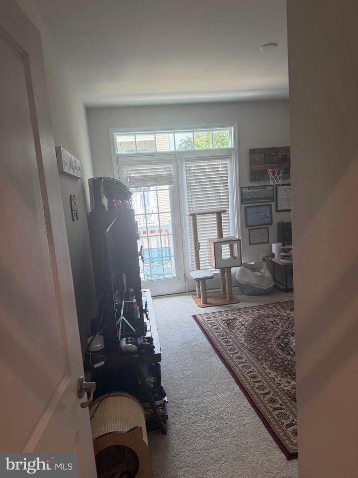 7901 Independence Dr - Photo 6 of 33