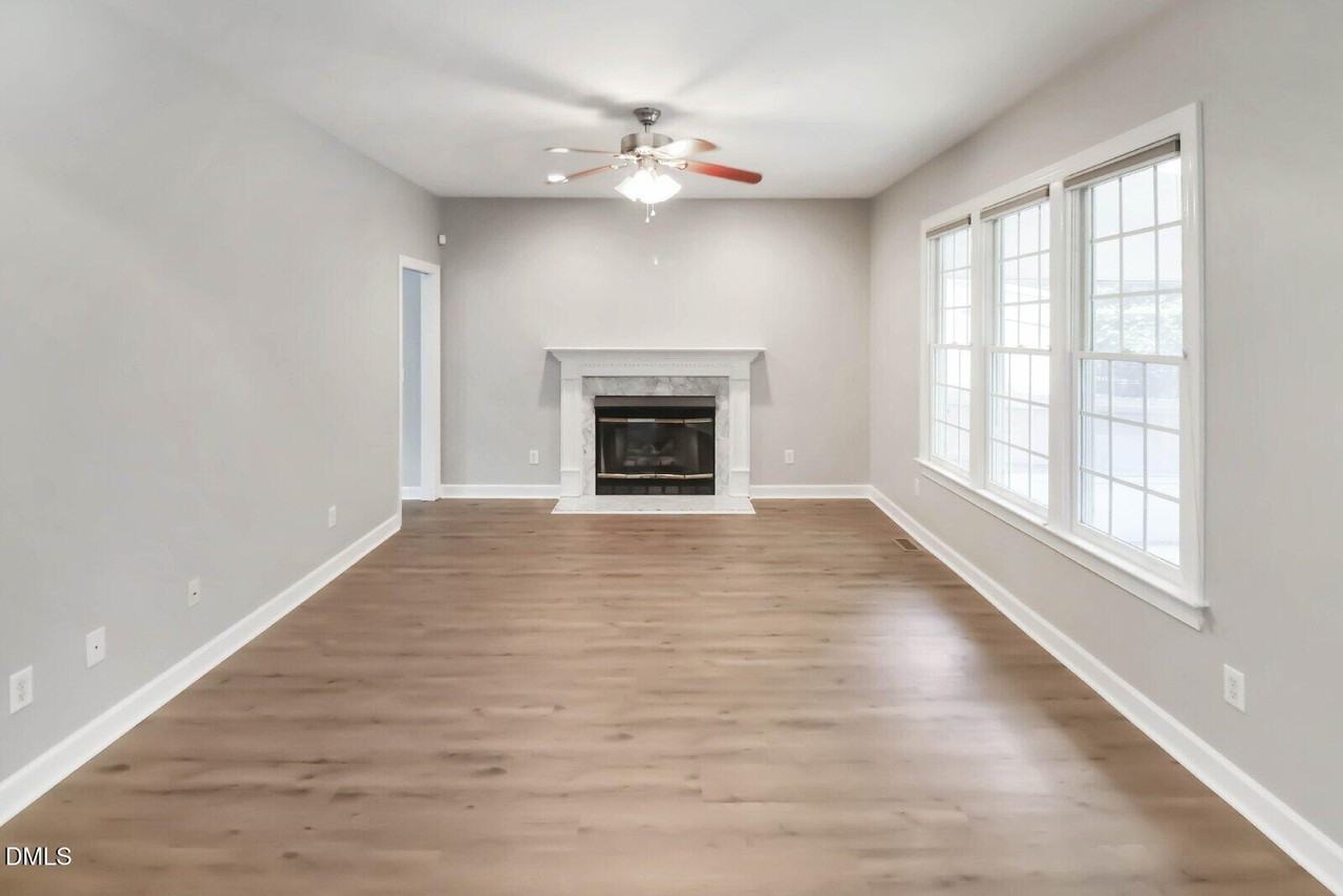 301 Perry Creek Dr - Photo 4 of 35
