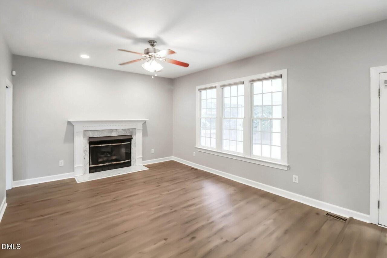301 Perry Creek Dr - Photo 5 of 35