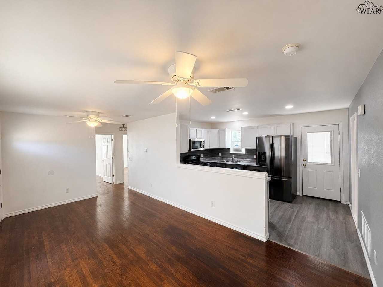 406 2nd St - Photo 3 of 21