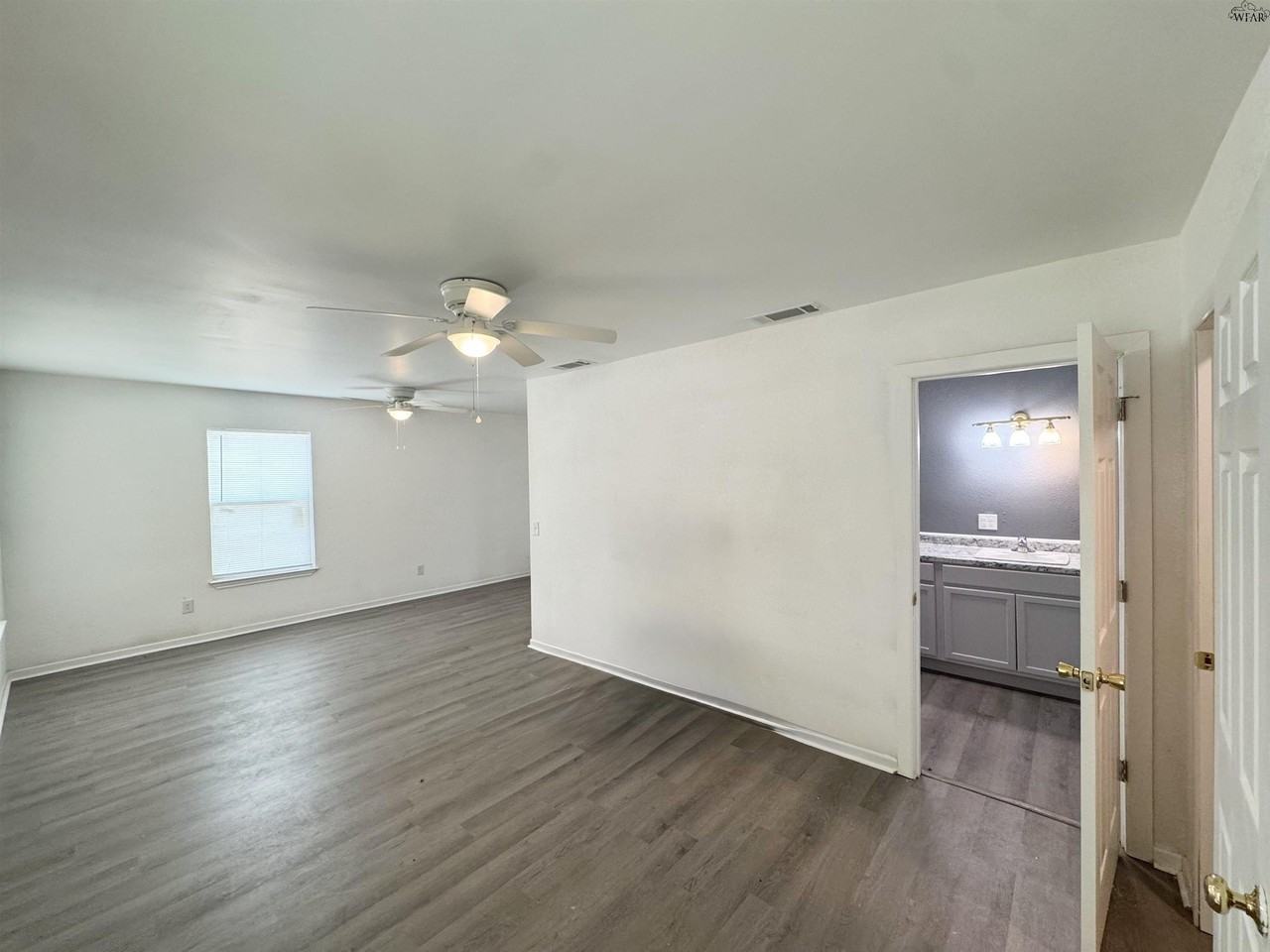 406 2nd St - Photo 5 of 21