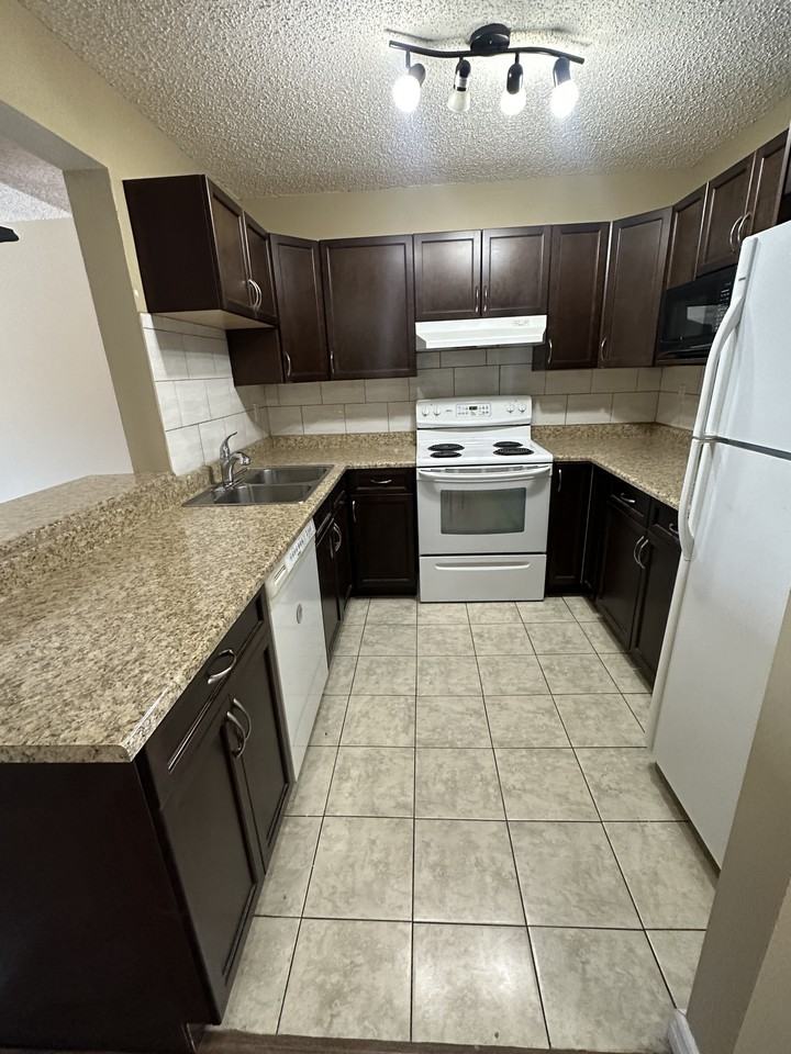 3807 4-3807 76 St Nw - Photo 2 of 13