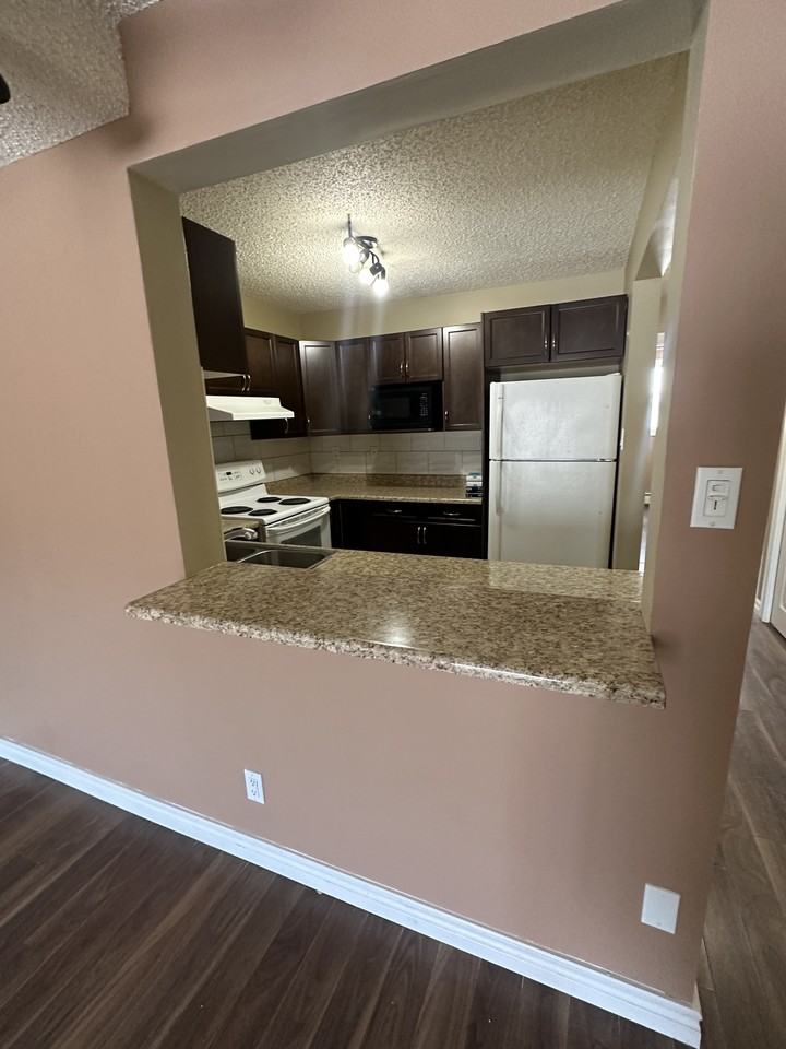 3807 4-3807 76 St Nw - Photo 3 of 13