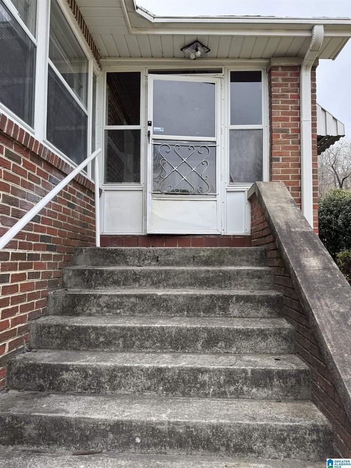 1001 Dover Ln - Photo 5 of 44