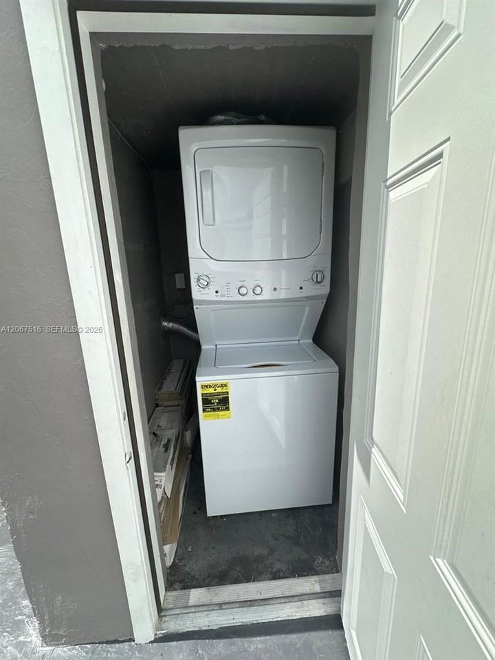 15 Nw 31st Ave - Photo 5 of 8