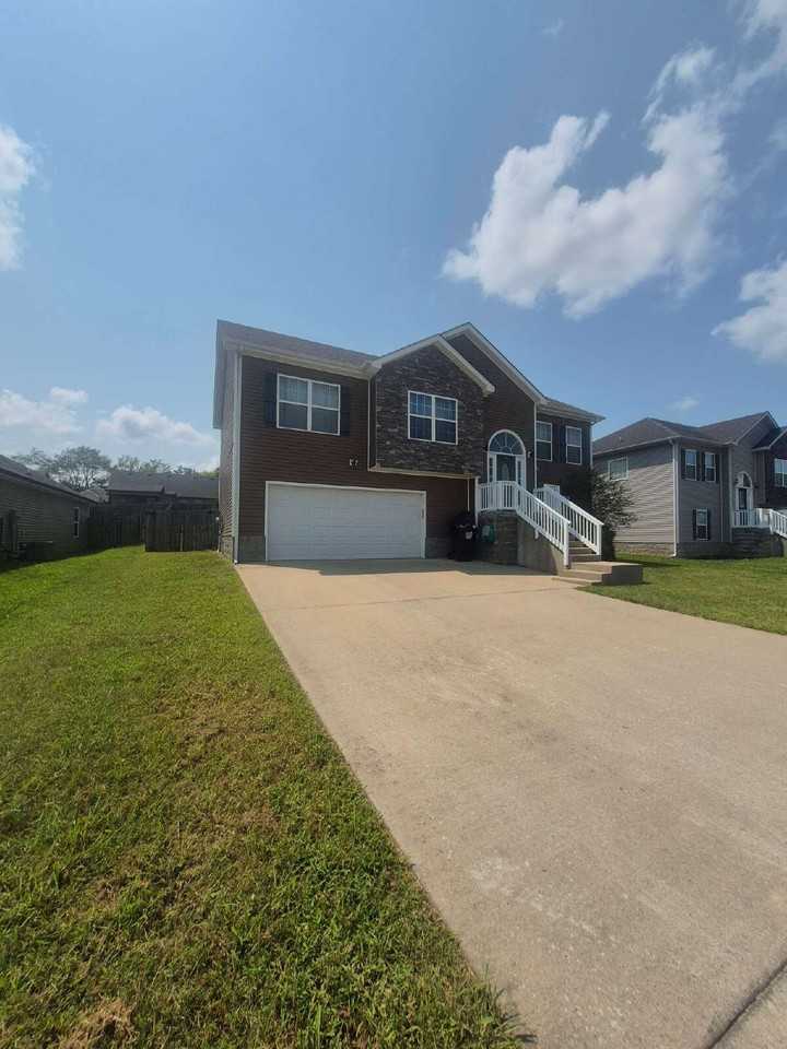 1351 Freedom Dr - Photo 4 of 32