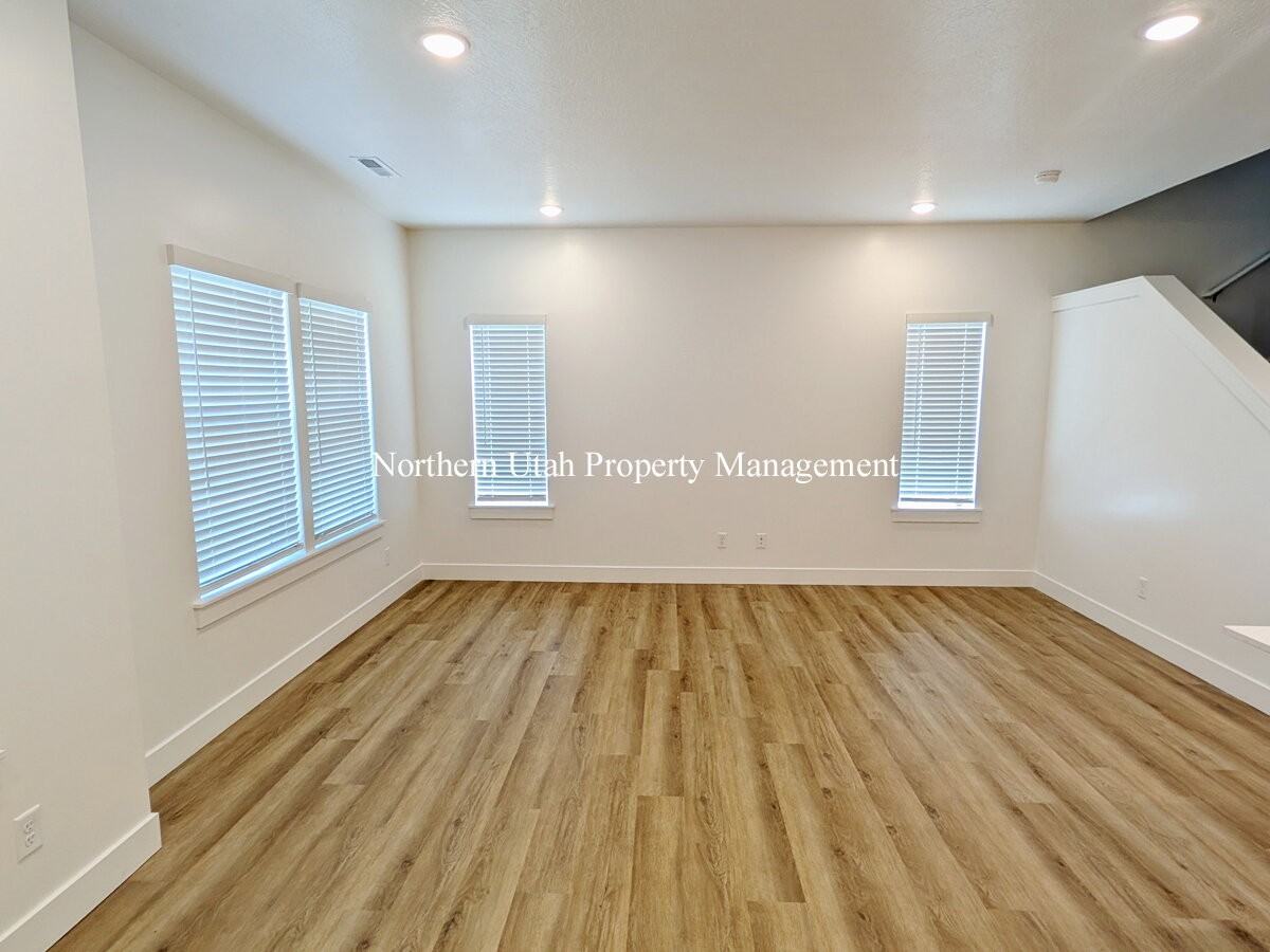 104 W 925 N - Photo 2 of 19