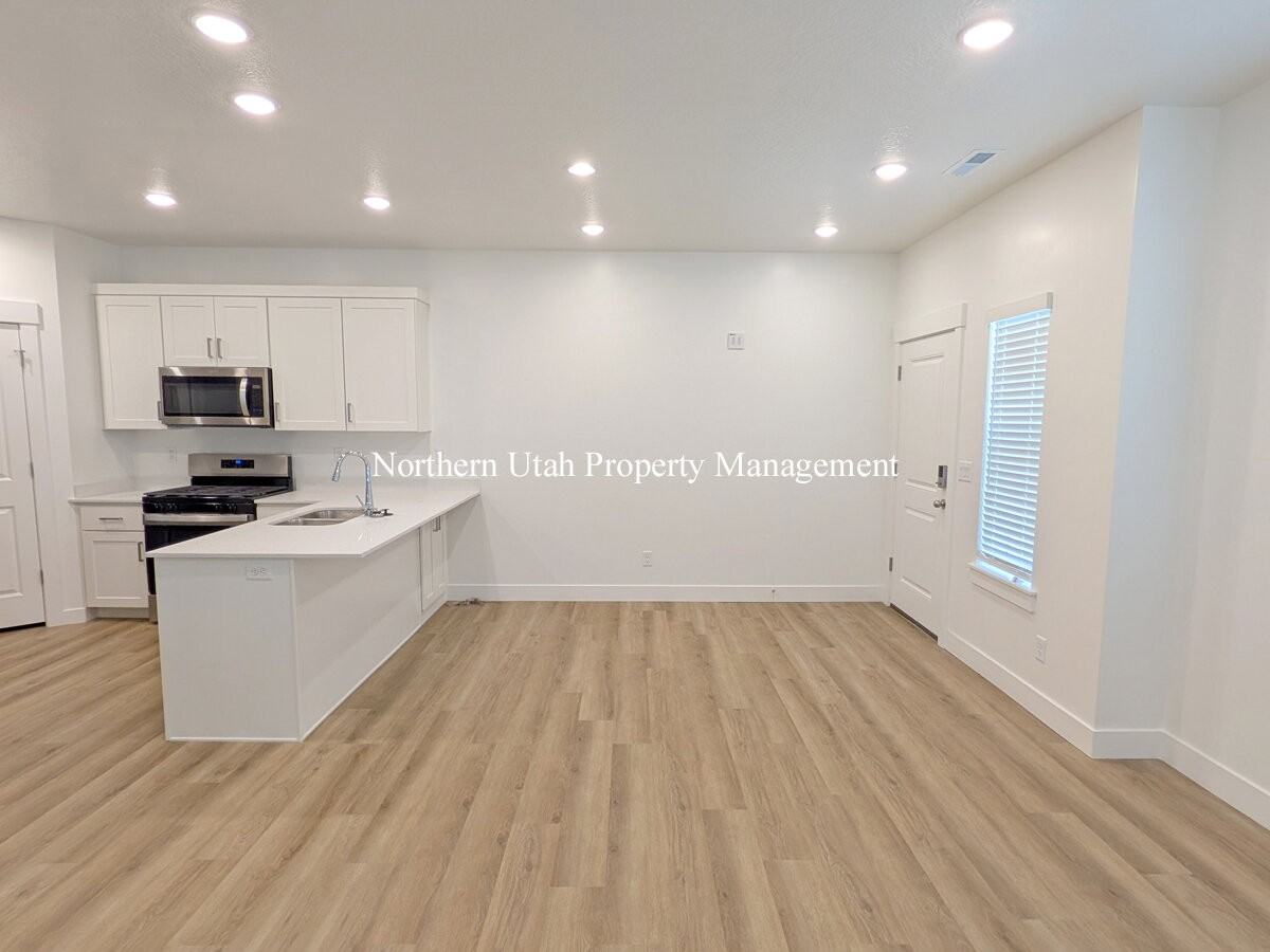 104 W 925 N - Photo 3 of 19