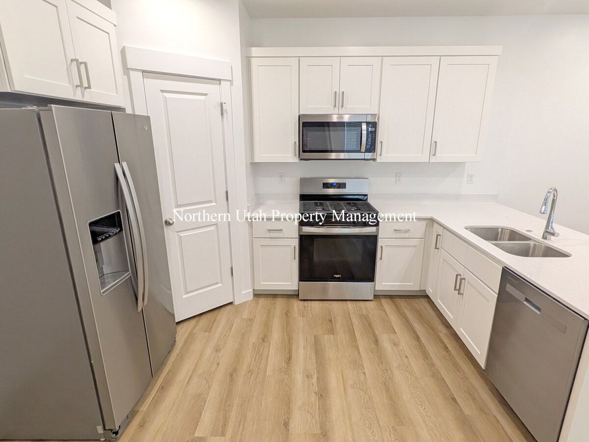 104 W 925 N - Photo 4 of 19