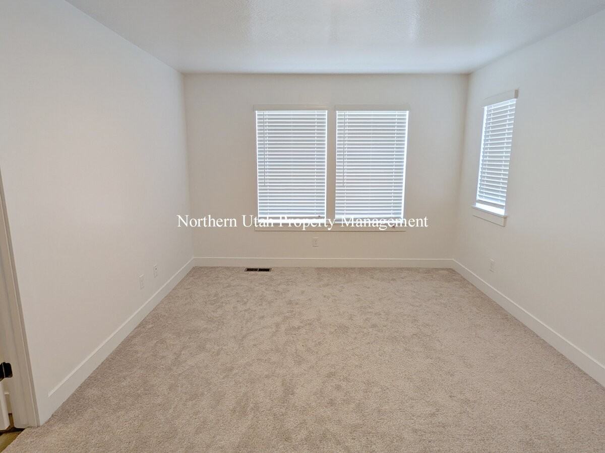 104 W 925 N - Photo 6 of 19