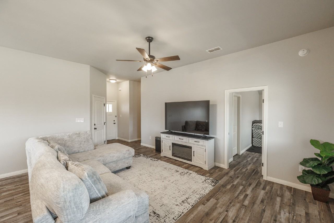 1839 Sweetwater Ln - Photo 4 of 30
