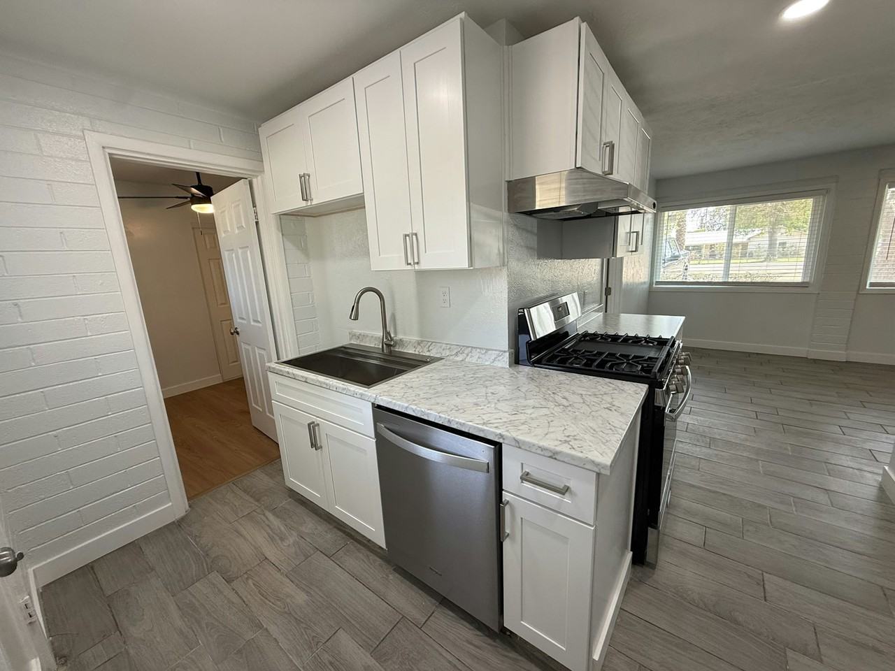 2206 West Vista Avenue, Unit B - Photo 3 of 24
