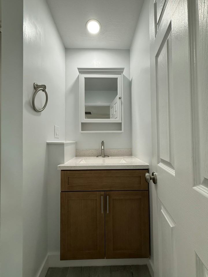 2206 West Vista Avenue, Unit B - Photo 7 of 24