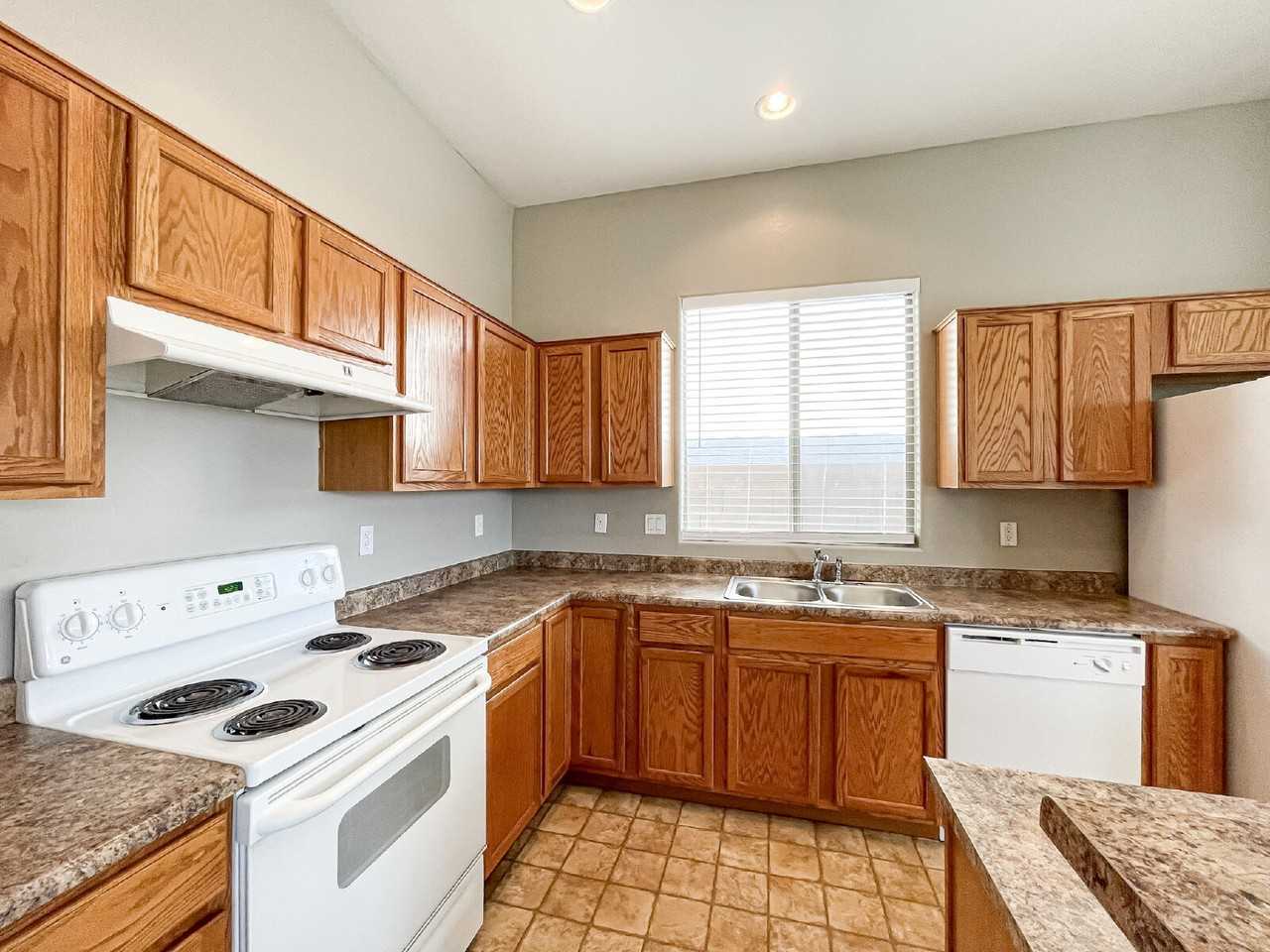 3529 W Belle Ave - Photo 7 of 24