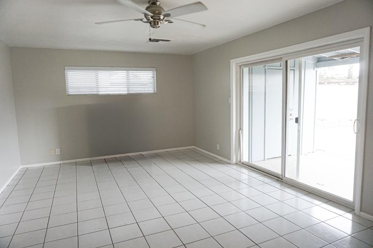332 E Pierce St - Photo 4 of 19