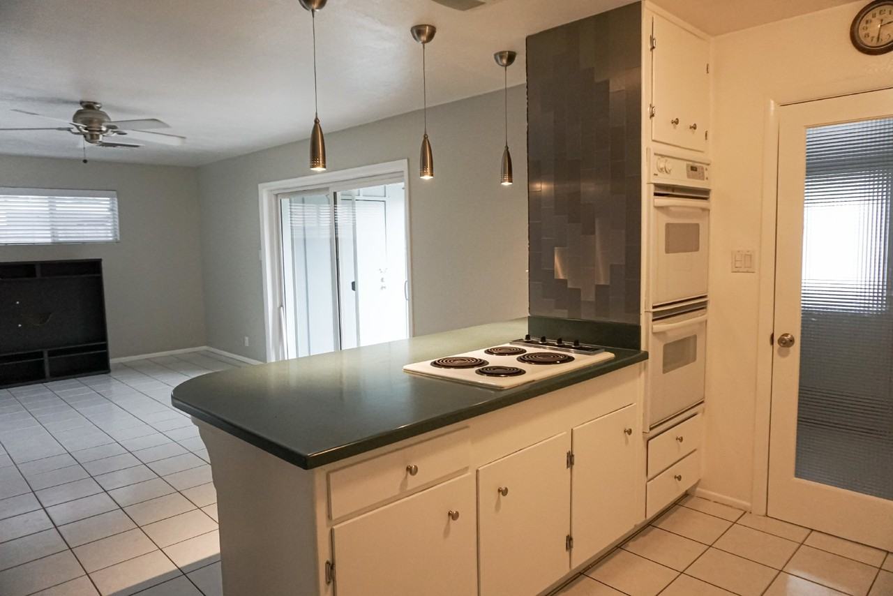 332 E Pierce St - Photo 6 of 19